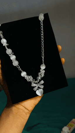 The eclãt necklace